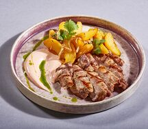 Стейк из свинины с жареным картофелем