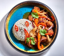 Хрустящий цыпленок с тайскими овощами и рисом