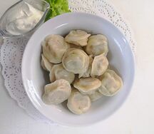 Пельмени русские ручной лепки со сметаной