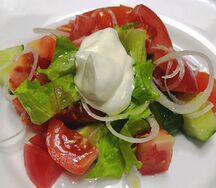 Салат овощной со сметаной