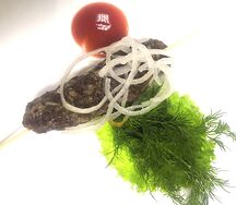 Люля из говядины с маринованным луком