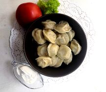 Пельмени с говядиной ручной лепки со сметаной