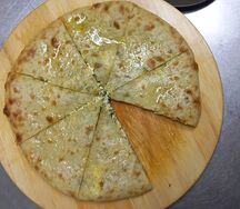 Пирог осетинский с сыром, творогом и зелёным луком