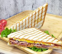 Сендвич с беконом и яйцом