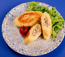 Зразы картофельные с мясом и белым соусом