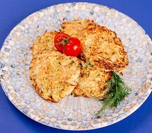 Оладьи из кабачков с белым соусом