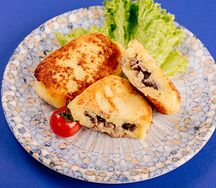 Зразы картофельные с грибами и соусом