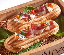 Эклеры с паштетом из печени цыпленка и хамоном из утки