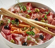 Ассорти колбасных и мясных изделий