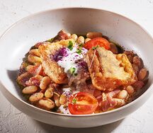 Судак с белой фасолью, беконом и сыром