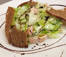 Салат с лососем и мягким сыром
