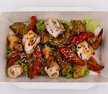 Тайский салат с курицей, креветкой и цукини