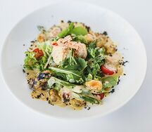 Тёплый салат с морепродуктами в сливочном соусе
