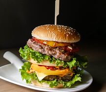Двойной бургер с натуральной куриной котлетой