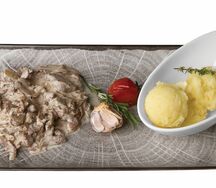 Бефстроганов с лесными грибами и картофельным пюре