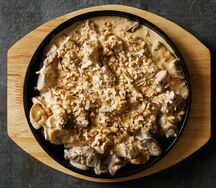 Телятина в сливочном соусе с грибами