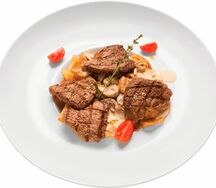 Медальоны из говядины с картофельными слайсами