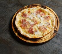 Пицца с пармской ветчиной