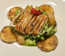 Салат с теплым кальмаром, кабачками и орешками