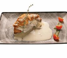 Горячий круассан с ветчиной и сливочным соусом