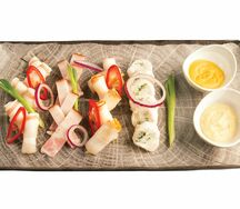 Четыре вида сала с зеленым луком и горчицей