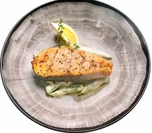 Лосось с трюфельным соусом со спаржей