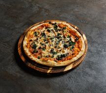 Пицца с курицей, маслинами и шпинатом