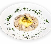 Курица в сливочном соусе с картофельным пюре