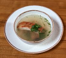 Куриный бульон с копчеными ребрышками