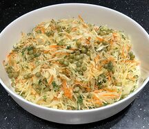 Салат Коул слоу из капусты с горошком
