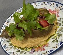 Печеный баклажан с хумусом и соусом чимичурри