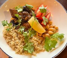 Томленная баранина с курагой и кускусом 