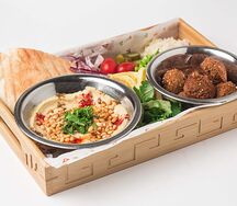 Фалафель на тарелке пирамида