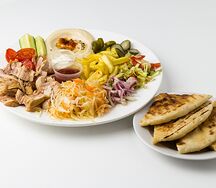 Куриная шаурма на тарелке