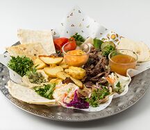 Шаурма говяжья на тарелке