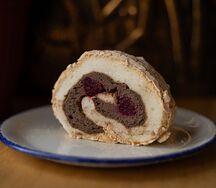 Меренговый рулет Вишня