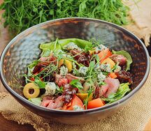 Салат с ростбифом и луком конфи