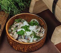 Маринованные грибы с луком и сметаной