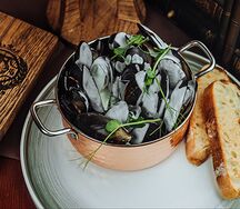 Тушеные мидии в соусе блю чиз