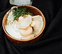 Белые грузди с луком и сметаной