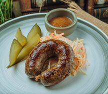 Колбаски говяжьи с салатом Коул Слоу