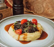 Говяжьи щечки с картофельным пюре