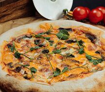 Пицца с грибами и ветчиной