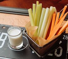 Морковь и сельдерей с соусом Блю чиз