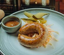 Колбаски из свинины с салатом Коул Слоу