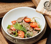 Салат с говядиной и соусом песто