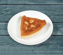 Пирожок с луком и яйцом жареный