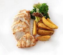 Филе куриной грудки на гриле с овощами