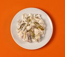 Салат с курицей и корнишонами