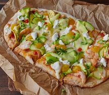 Пицца с креветкой, манго-гелем и цукини